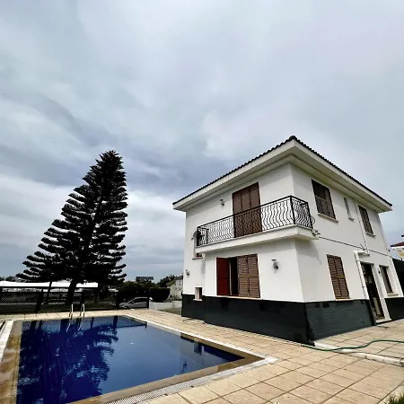 Apartment Separate With Pool And Garden In Lefkosa